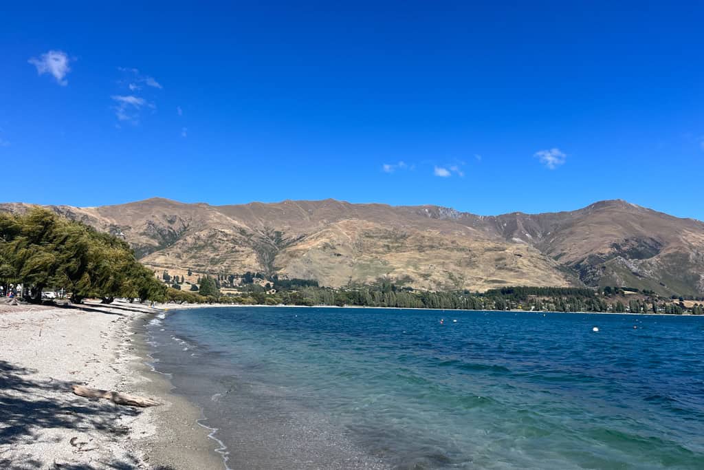 A view of the edge of the Lake in Wanaka where there are many things to do including kayaking.