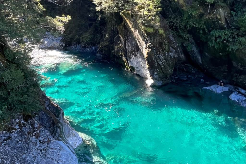 The water shining as it flows through the rocks.