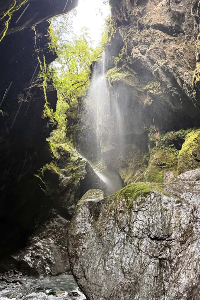Waterfalls over the rocks and down into the chasm.